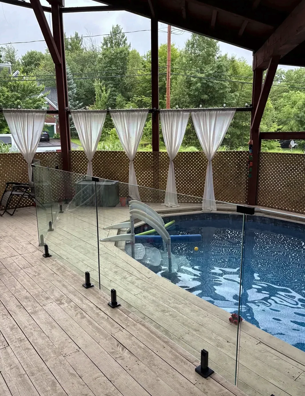 Garde-corps de verre autour d’une piscine couverte