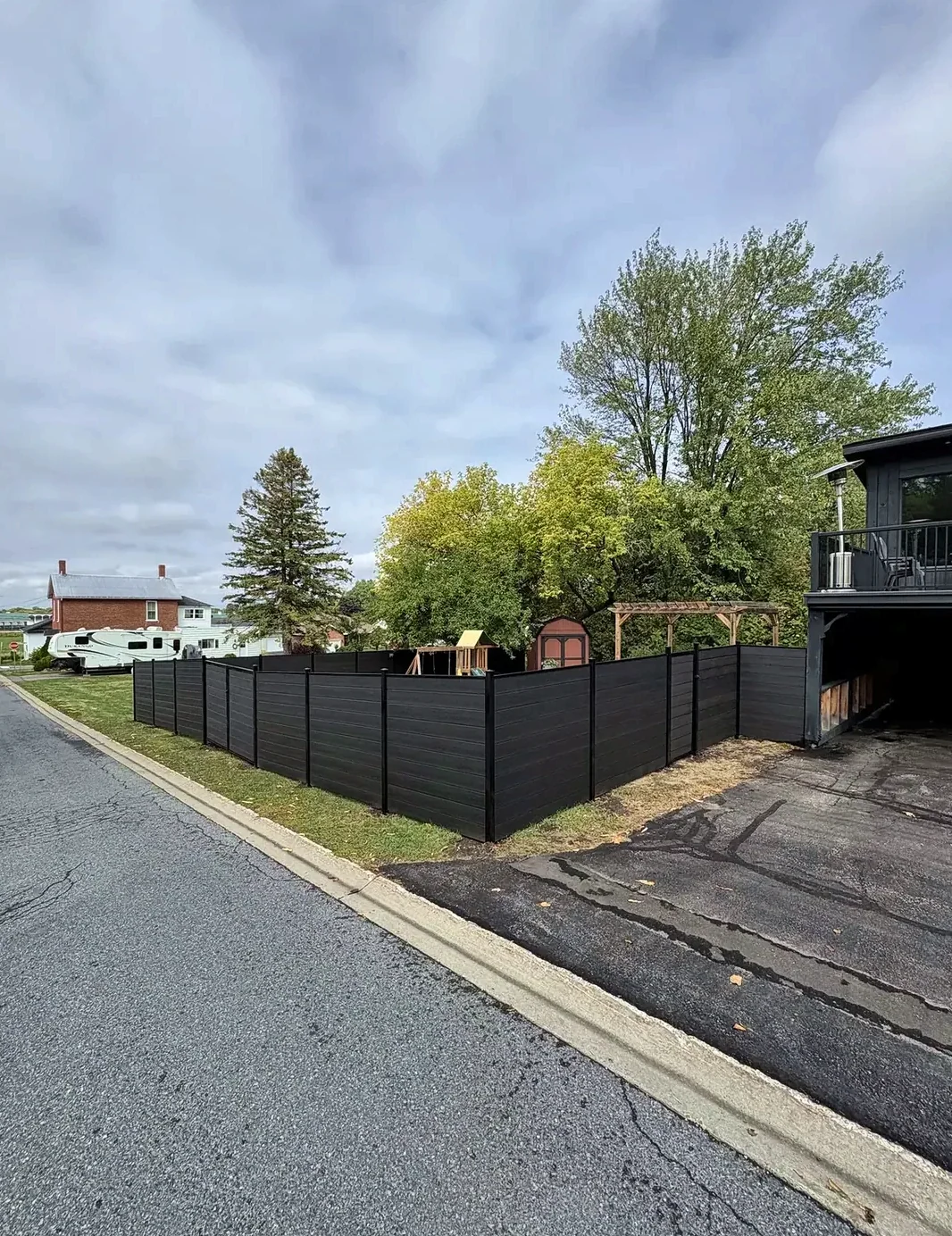 Clôture composite anthracite devant une propriété
