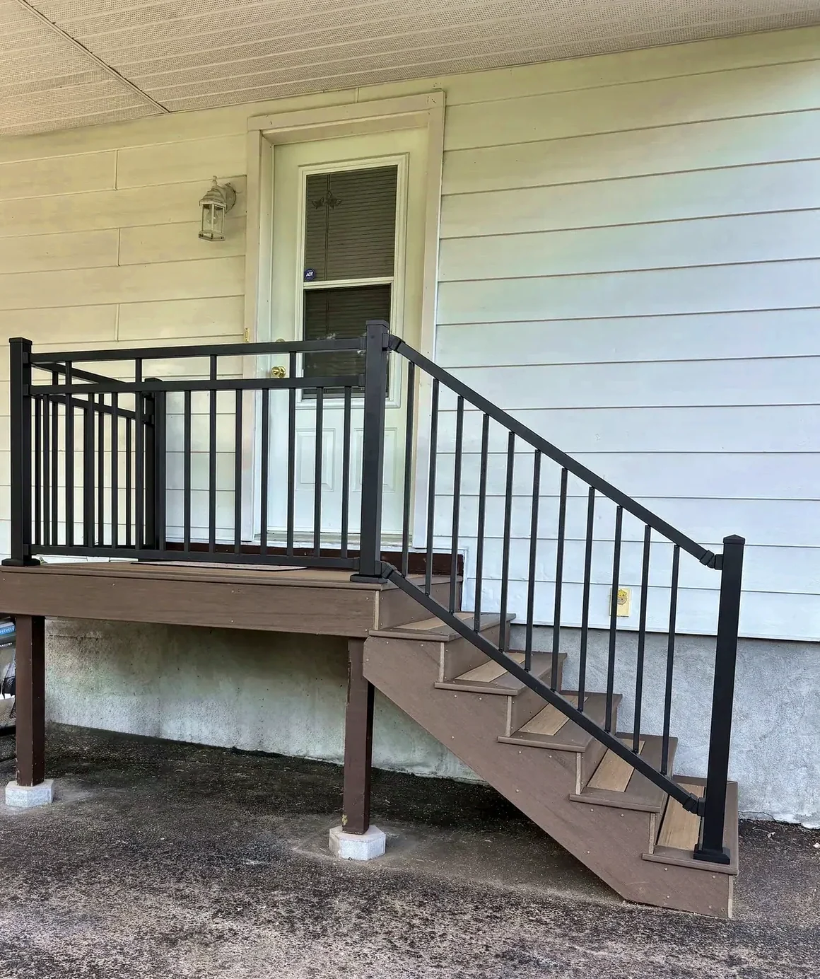 Rampe noire pour escalier extérieur
